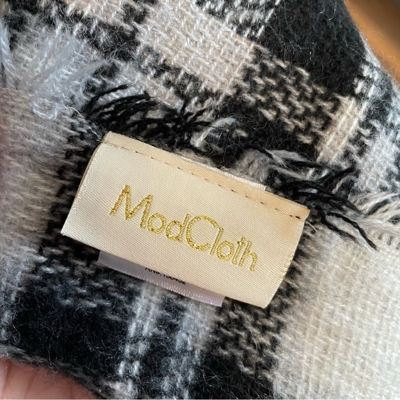 ModCloth Black Plaid Blanket Scarf 54” x 56” - Picture 4 of 7